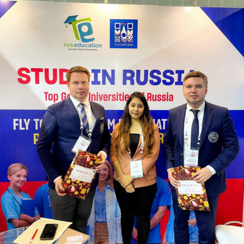 IvSU delegation visited the summit in India